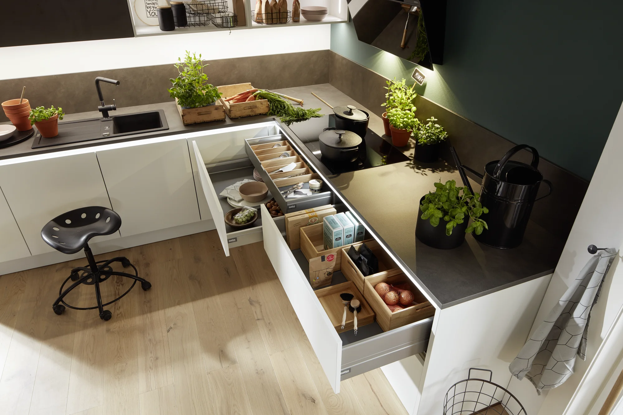 Keuken en vloer combineren: welke laat je eerst plaatsen