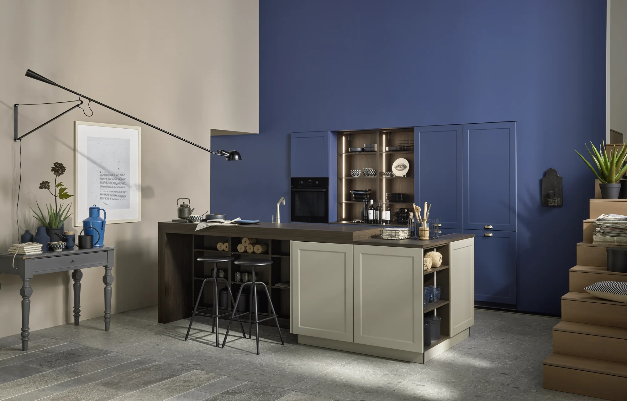 Een open keuken die rustig aansluit op de woonkamer